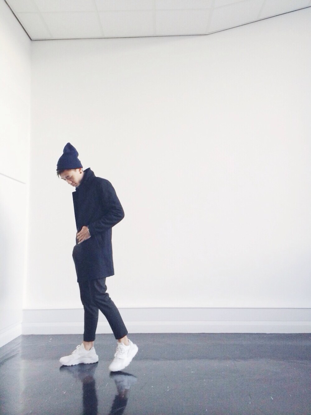 「TOPMANのアイテム（カーディガン/ボレロ、グレー系）」を使った、aaronchowwwさん（メンズ・178cm）の秋コーディネートの1枚目の写真