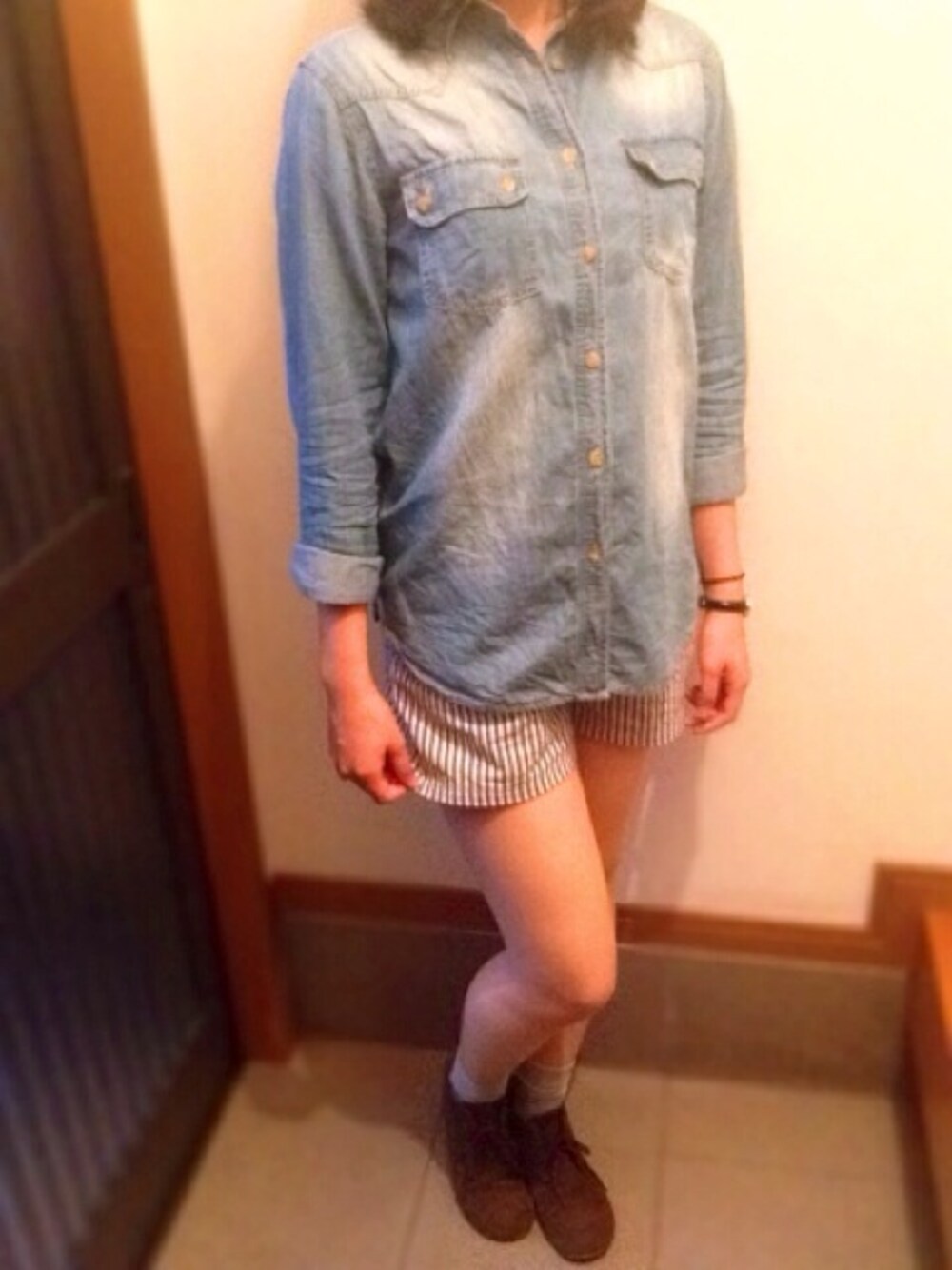 「ダンガリーシャツ、ストライプ、カジュアル、ラフ」｜「GUのアイテム（ソックス/靴下、グレー系）」を使った、ｎａｋｏさん（レディース・165cm）の秋コーディネートの1枚目の写真