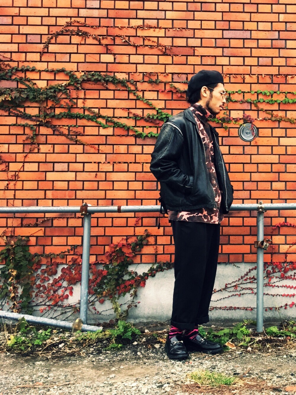 「雨の日コーデ、モード、vintage、カモ柄、ゼブラ柄、ピンク、ビットローファー、ベレー帽、丸メガネ、スラックス」｜「GUCCIのアイテム（シューズ、ブラック系）」を使った、Keirさん（メンズ・175cm）の秋コーディネートの1枚目の写真