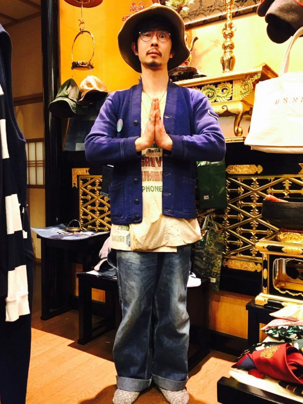 「シンプル、vintage、ヴィンテージ、ヴィンテージスウェット、COBICOBI、リメイク、マウンテンハット、レトロブティックことり、ことり、大菩薩マーケット」｜「VINTAGEの60's / レタードカーディガン（カーディガン/ボレロ、ブルー系）」を使った、ことりの昭和ちゃん ✅さん（メンズ・171cm）の春コーディネートの1枚目の写真