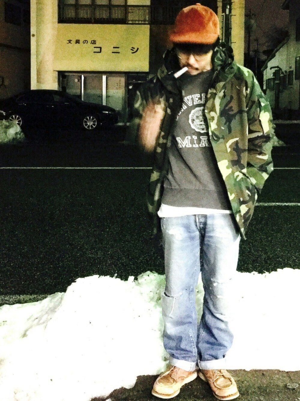 グリーン系のミリタリージャケット、ブラック系のスウェット、ホワイト系のTシャツ/カットソーを着用したメンズの春コーディネートの1枚目の写真