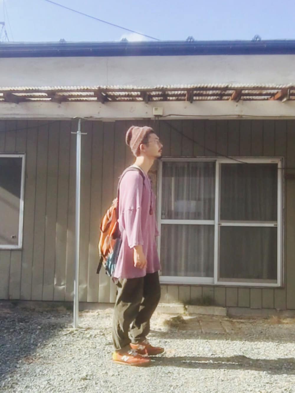 パープル系のTシャツ/カットソー、グリーン系のその他パンツ、その他のバックパック/リュックを着用したメンズの秋コーディネートの1枚目の写真