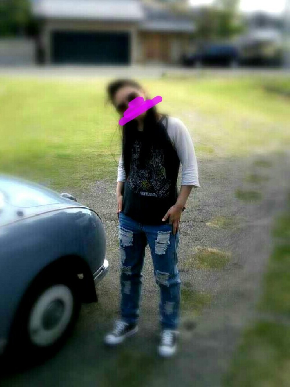 ブラック系のスニーカーを着用したレディースの春コーディネートの1枚目の写真