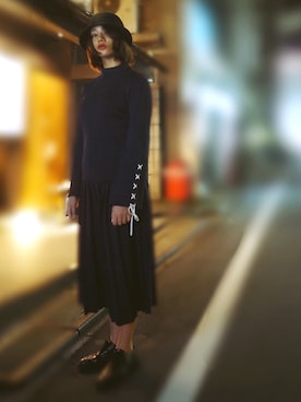 「AGNOST（アグノスト）のアイテム（ニット/セーター、ブルー系）」を使った、高橋メアリージュンさん（レディース・169cm）の秋コーディネート