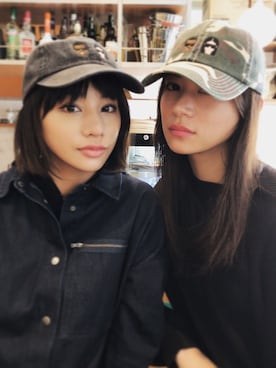 「WORLD WIDE FAMOUS（ワールドワイドフェイマス）の【予約商品】WORLD WIDE FAMOUSワールドワイドフェイマス/KKW CAP/カニエ夫妻 キャップ（キャップ、ブラック系）」を使った、高橋メアリージュンさん（レディース・169cm）の秋コーディネート