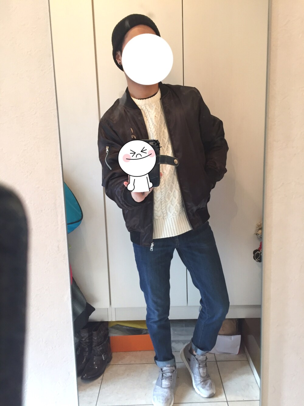「プチプラ、ニット帽、MA-1、スカジャン、リーボック(Reebok)、デニム」｜「UNIQLOのアイテム（デニムパンツ、ブルー系）」を使った、TaKaさん（メンズ・168cm）の冬コーディネートの1枚目の写真