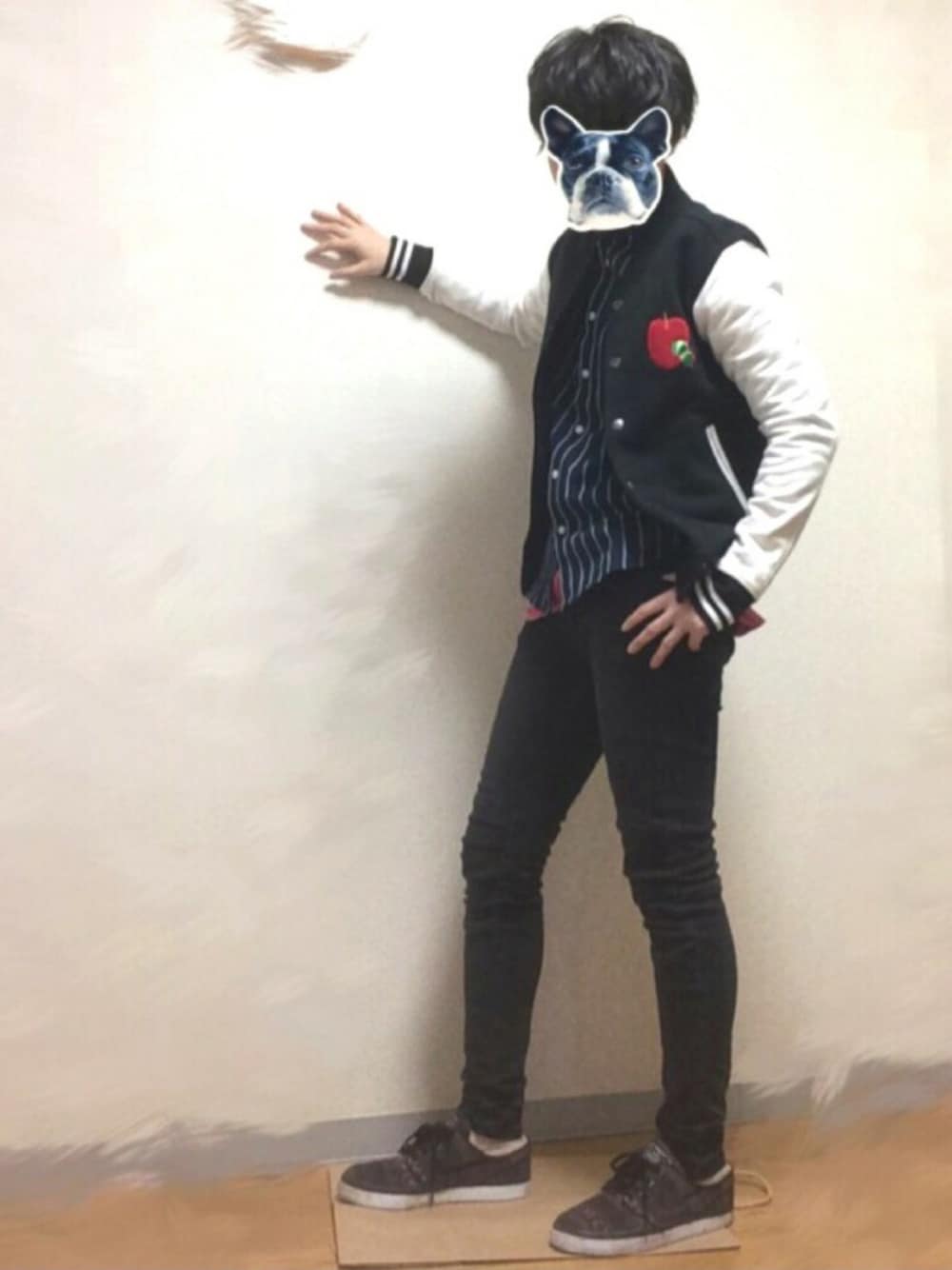 ブルー系のシャツ/ブラウス、ブラック系のスタジャン、レッド系のTシャツ/カットソーを着用したメンズの冬コーディネートの1枚目の写真