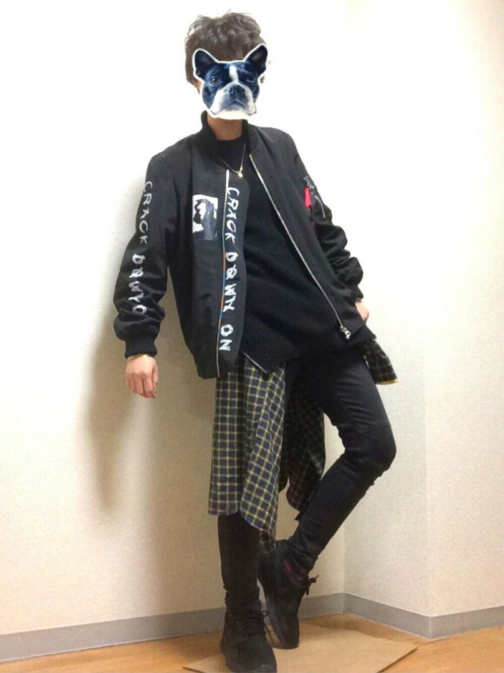 ブラック系のナイロンジャケット、ブラック系のニット/セーター、ブラック系のその他パンツを着用したメンズの春コーディネートの1枚目の写真