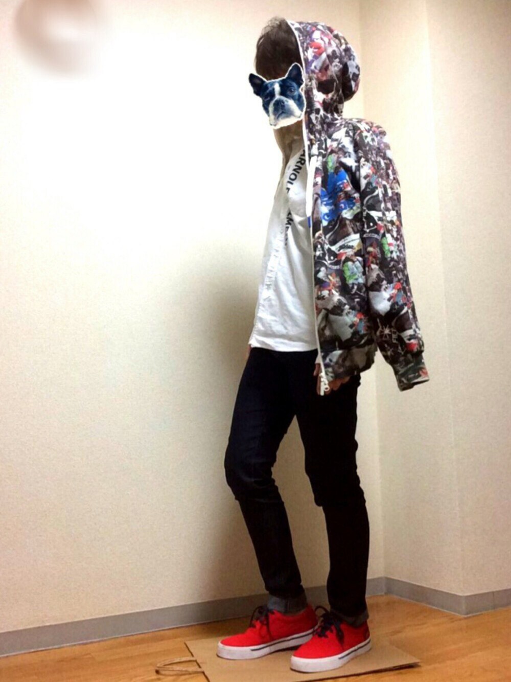 その他のその他アウター、ホワイト系のシャツ/ブラウス、ブルー系のデニムパンツを着用したメンズの春コーディネートの1枚目の写真