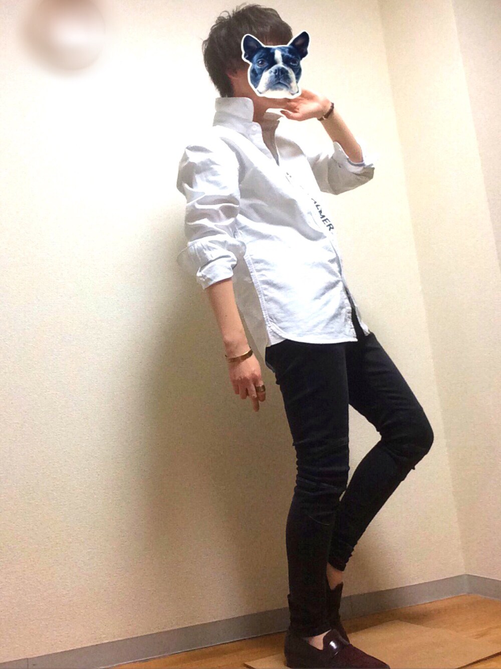 ホワイト系のシャツ/ブラウス、ブラック系のその他パンツ、ブラウン系のシューズを着用したメンズの春コーディネートの1枚目の写真