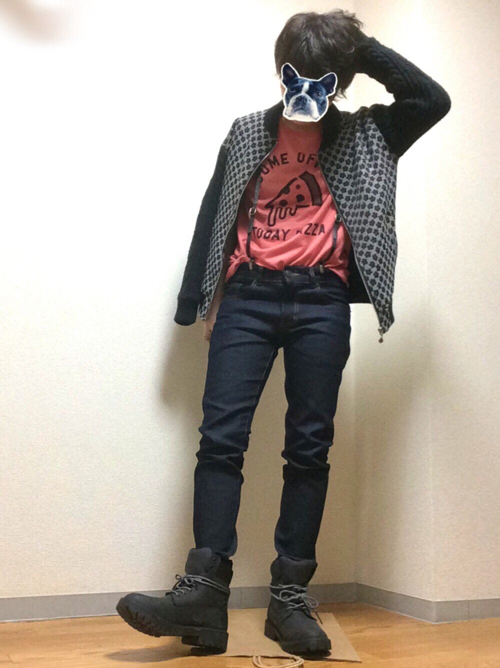 ブルー系のデニムパンツ、グレー系のブーツ、ピンク系のTシャツ/カットソーを着用したメンズの春コーディネートの1枚目の写真