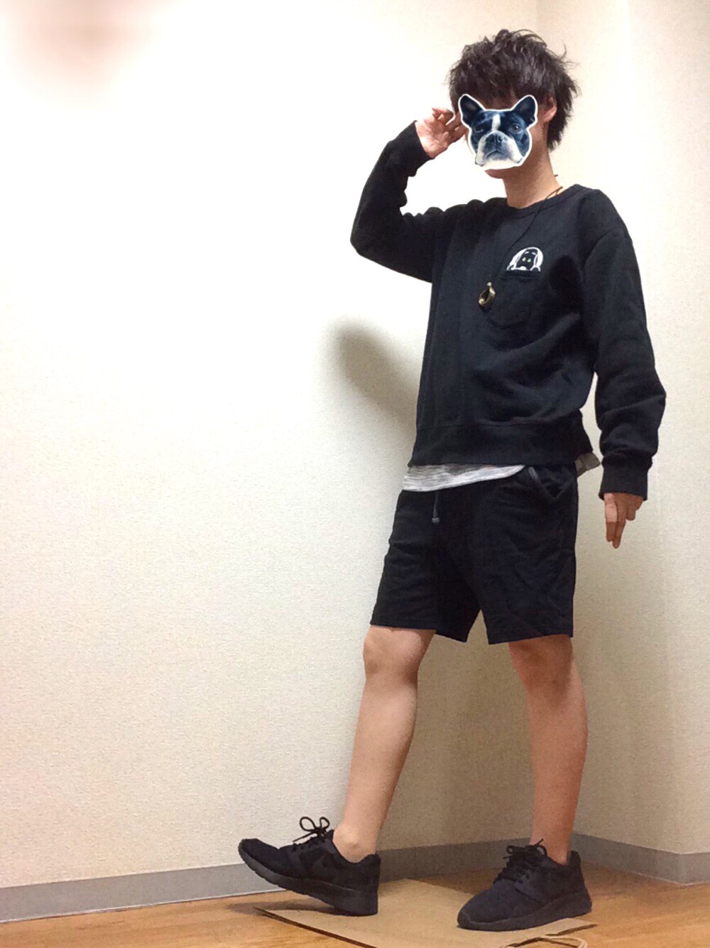 ブラック系のスウェット、ブラック系のパンツ、グレー系のタンクトップを着用したメンズの春コーディネートの1枚目の写真