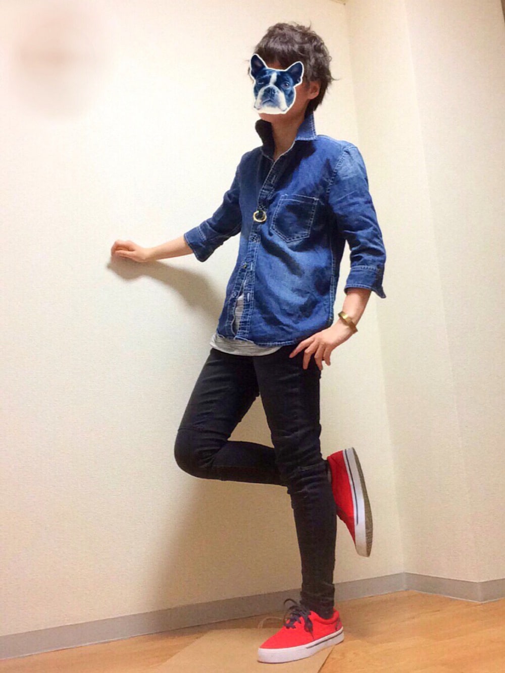 ブラック系のその他パンツ、レッド系のスニーカー、ブルー系のシャツ/ブラウスを着用したメンズの春コーディネートの1枚目の写真