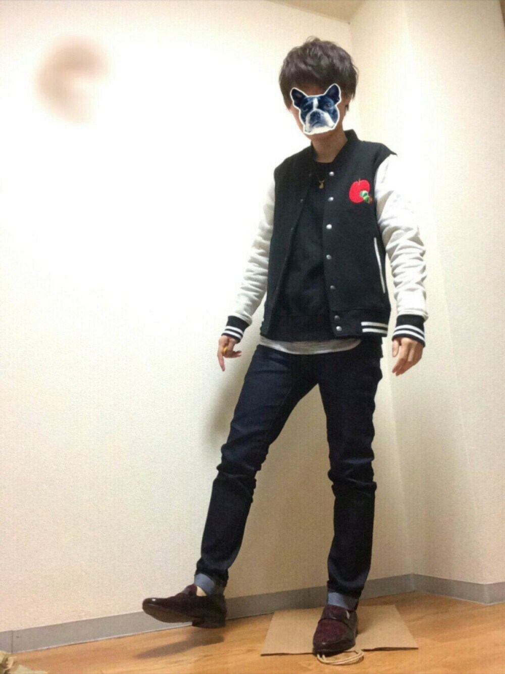 ブラック系のスウェット、ブルー系のデニムパンツ、ブラウン系のシューズを着用したメンズの春コーディネートの1枚目の写真