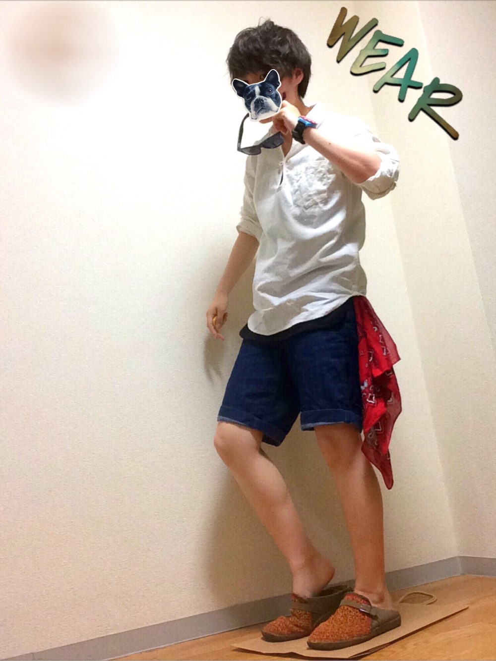 ブルー系のパンツ、レッド系のサンダル、ホワイト系のトップスを着用したメンズの夏コーディネートの1枚目の写真