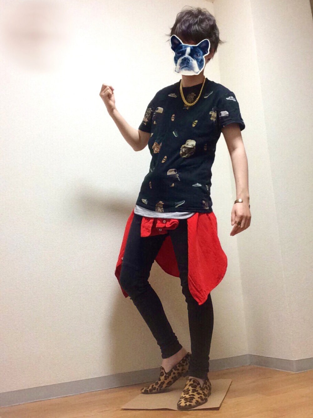 その他のその他シューズ、レッド系のシャツ/ブラウス、ブラック系のTシャツ/カットソーを着用したメンズの春コーディネートの1枚目の写真