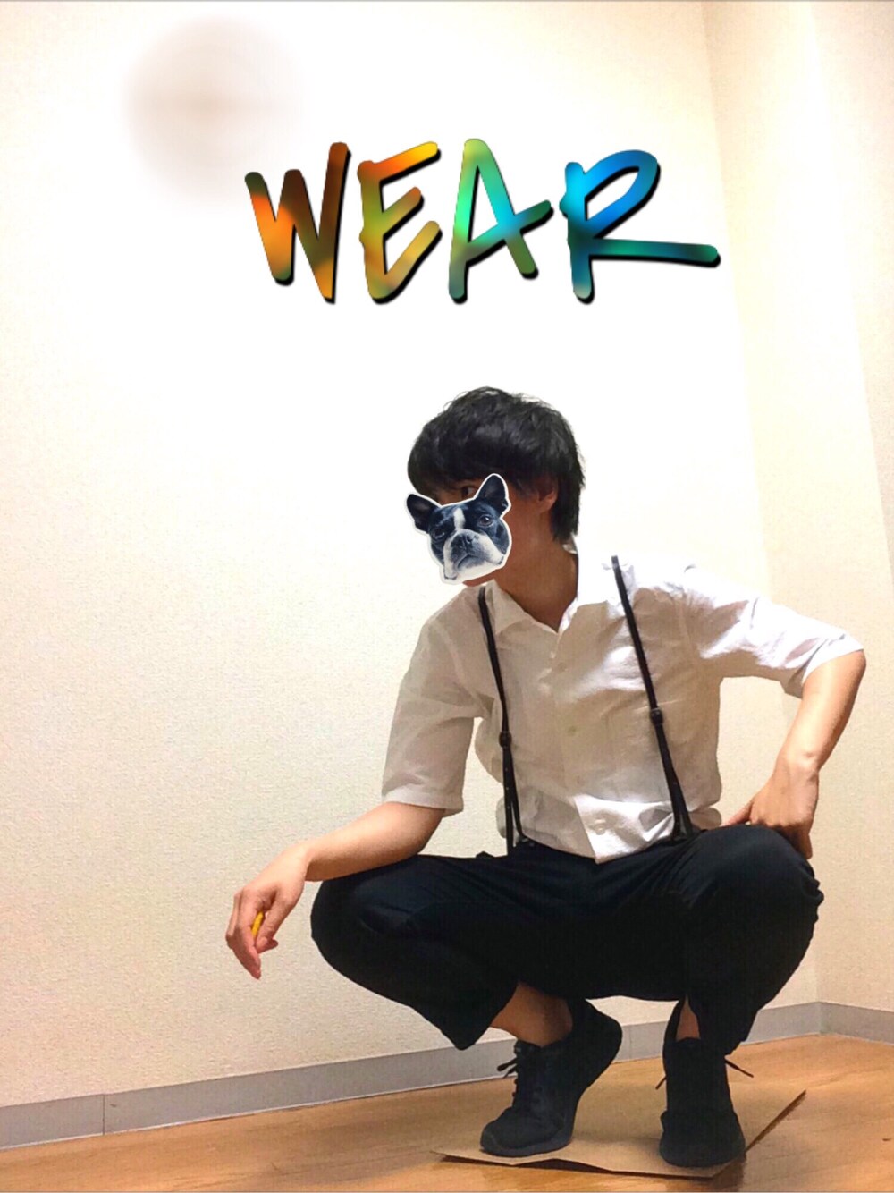 ホワイト系のシャツ/ブラウス、ブラック系のチノパンツ、ブラック系のバックパック/リュックを着用したメンズの夏コーディネートの1枚目の写真