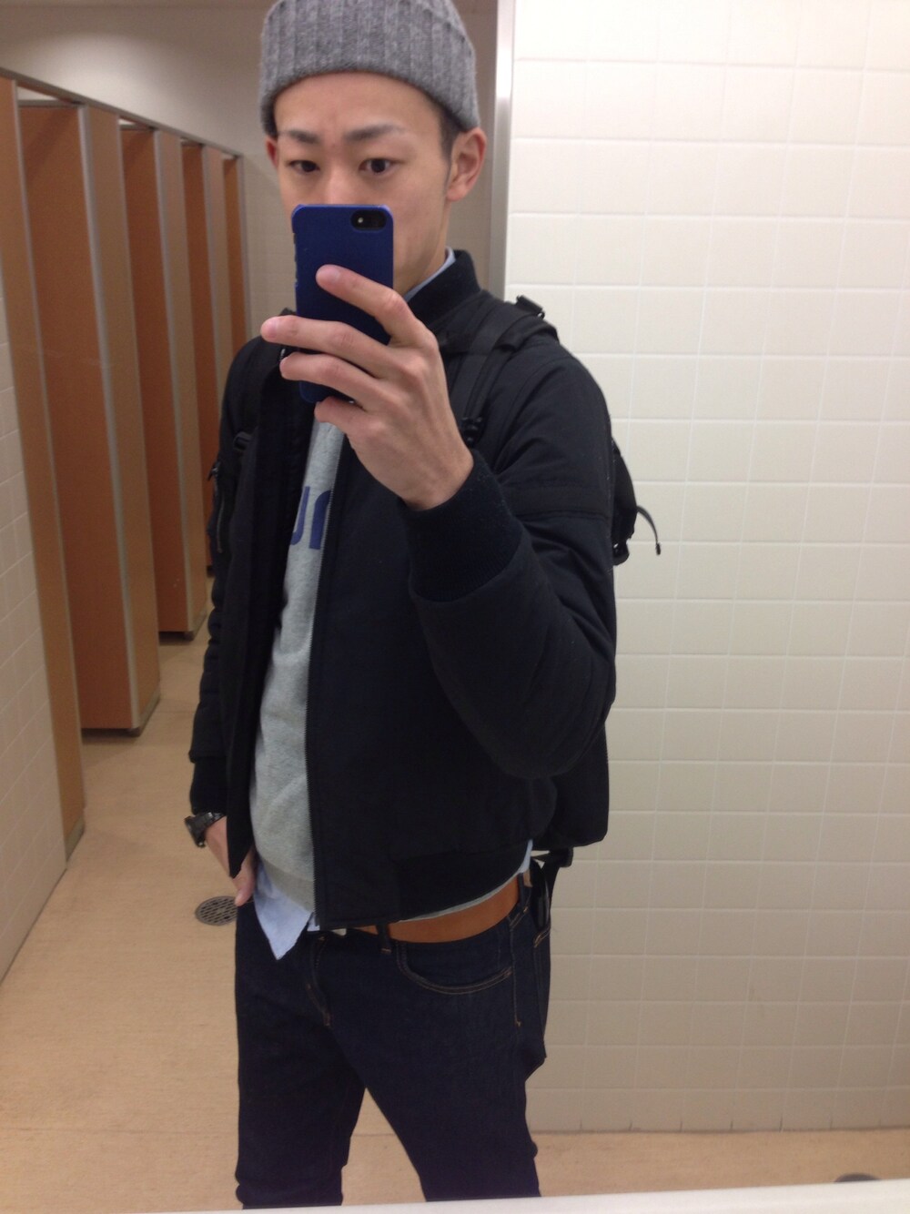 ブラック系のブルゾン、ブラック系のバックパック/リュック、グレー系のスウェットを着用したメンズの冬コーディネートの1枚目の写真