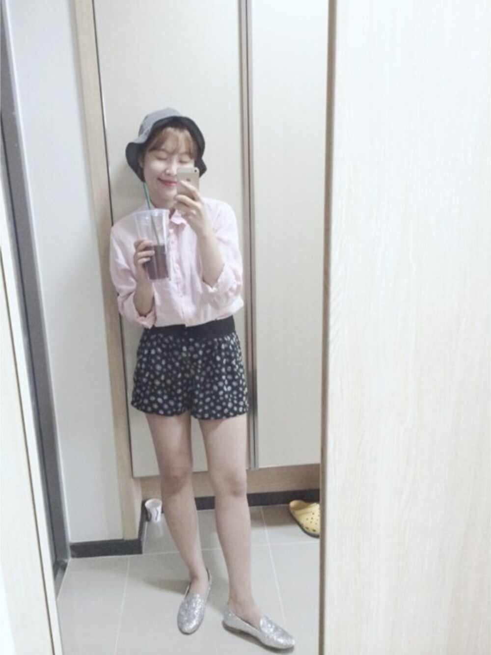「STARBUCKS、H&M、UNIQLO、daily look、Today's special、iPhoneケース、hat、tumbler」｜「UNIQLOのアイテム（シャツ/ブラウス、ピンク系）」を使った、김진희さん（レディース・161cm）の夏コーディネートの1枚目の写真