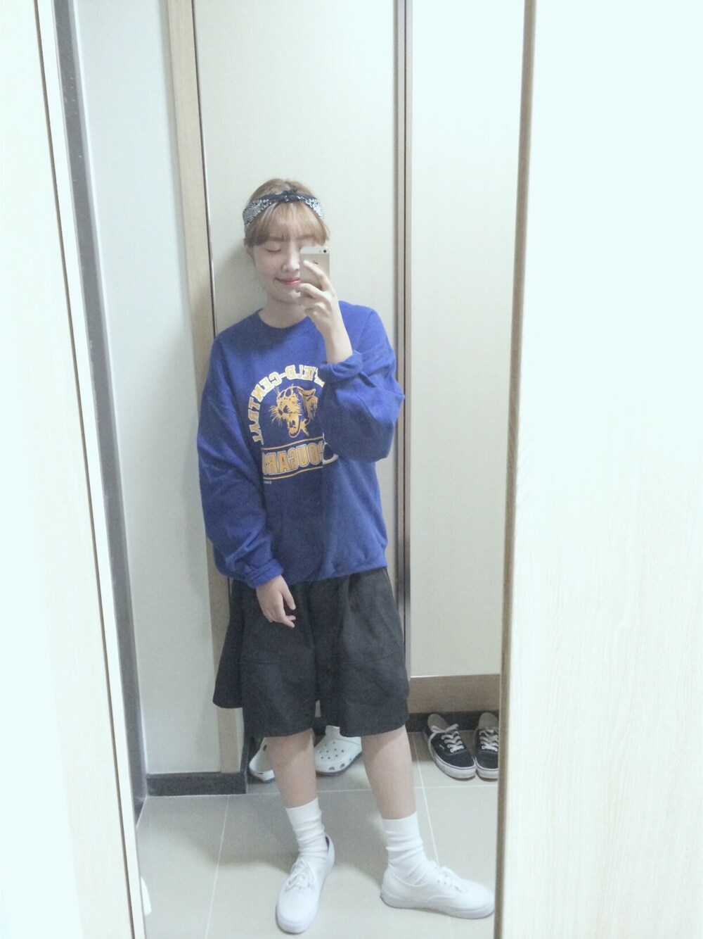 「daily look、Hair Band、midiskirt、skirt、MTM、VANS、socks、blue」｜「VINTAGEのアイテム（スウェット、ブルー系）」を使った、김진희さん（レディース・161cm）の秋コーディネートの1枚目の写真