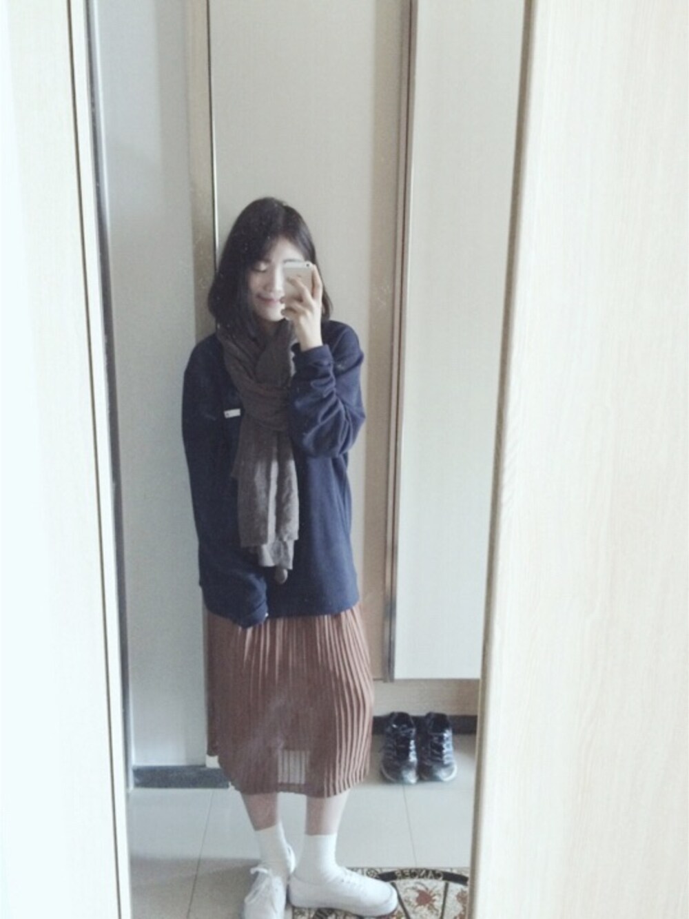 「daily look、adidas、autumn、girl、skirt、VANS、muffler」｜「adidasのアイテム（スウェット、その他）」を使った、김진희さん（レディース・161cm）の秋コーディネートの1枚目の写真