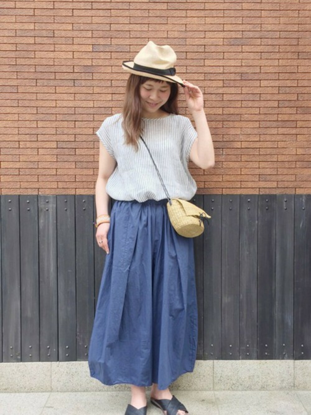 「カジュアル、ショルダーバッグ、リラックス、大人カジュアル、ラフ、かごバッグ、journal standard luxe、muun、luxe、ななめがけかばん」｜「MUUNの【Muun/ムーニュ】 Straw bag:ショルダー#（かごバッグ、ホワイト系）」を使った、journal standard luxe堀江店さん（レディース・164cm）の春コーディネートの1枚目の写真