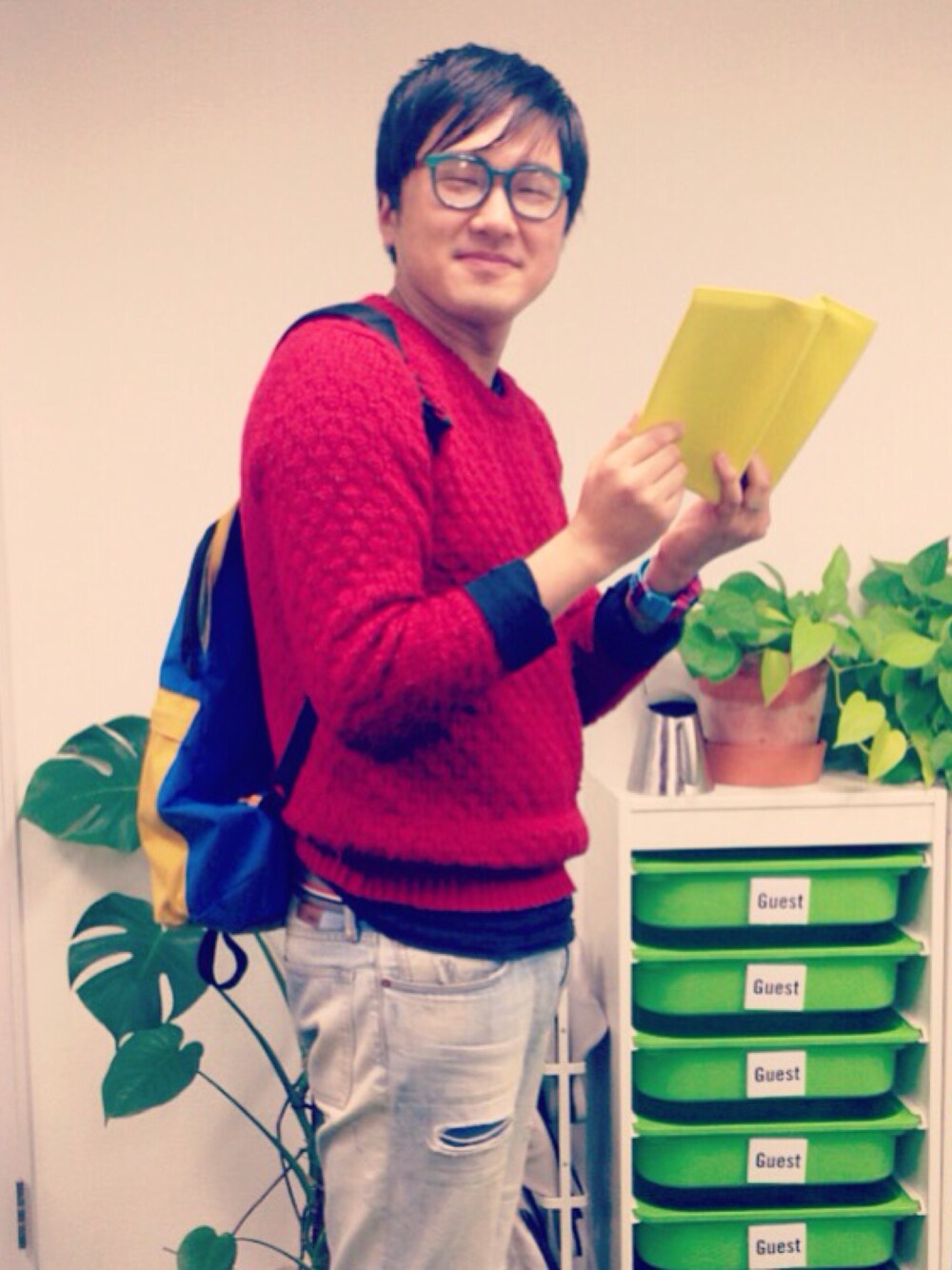 「ビジネスカジュアル」｜「経営学のアイテム（本、イエロー系）」を使った、Kenichirou Hattoriさん（メンズ・182cm）の冬コーディネートの1枚目の写真