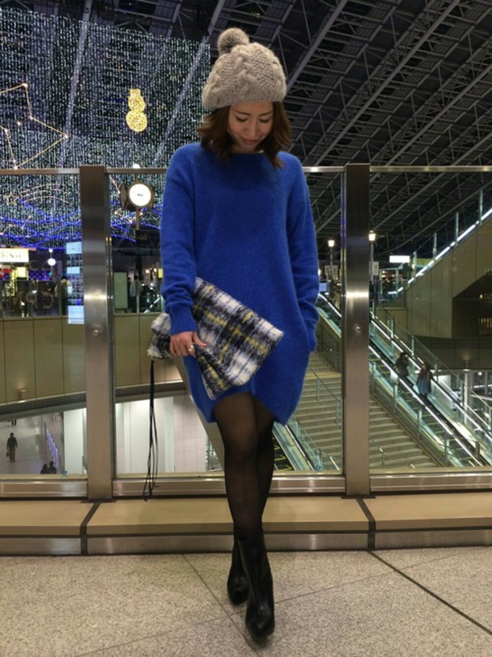 「チェック、ワンピース、シンプル、ベレー帽、クラッチバッグ、knit、ショートブーツ、ニットワンピース、ドロシーズ(DRWCYS)、DRWCYS」｜「DRWCYSのアンゴラ混カラーワンピース（ワンピース、ブルー系）」を使った、HIKARUさん（レディース・160cm）の秋コーディネートの1枚目の写真