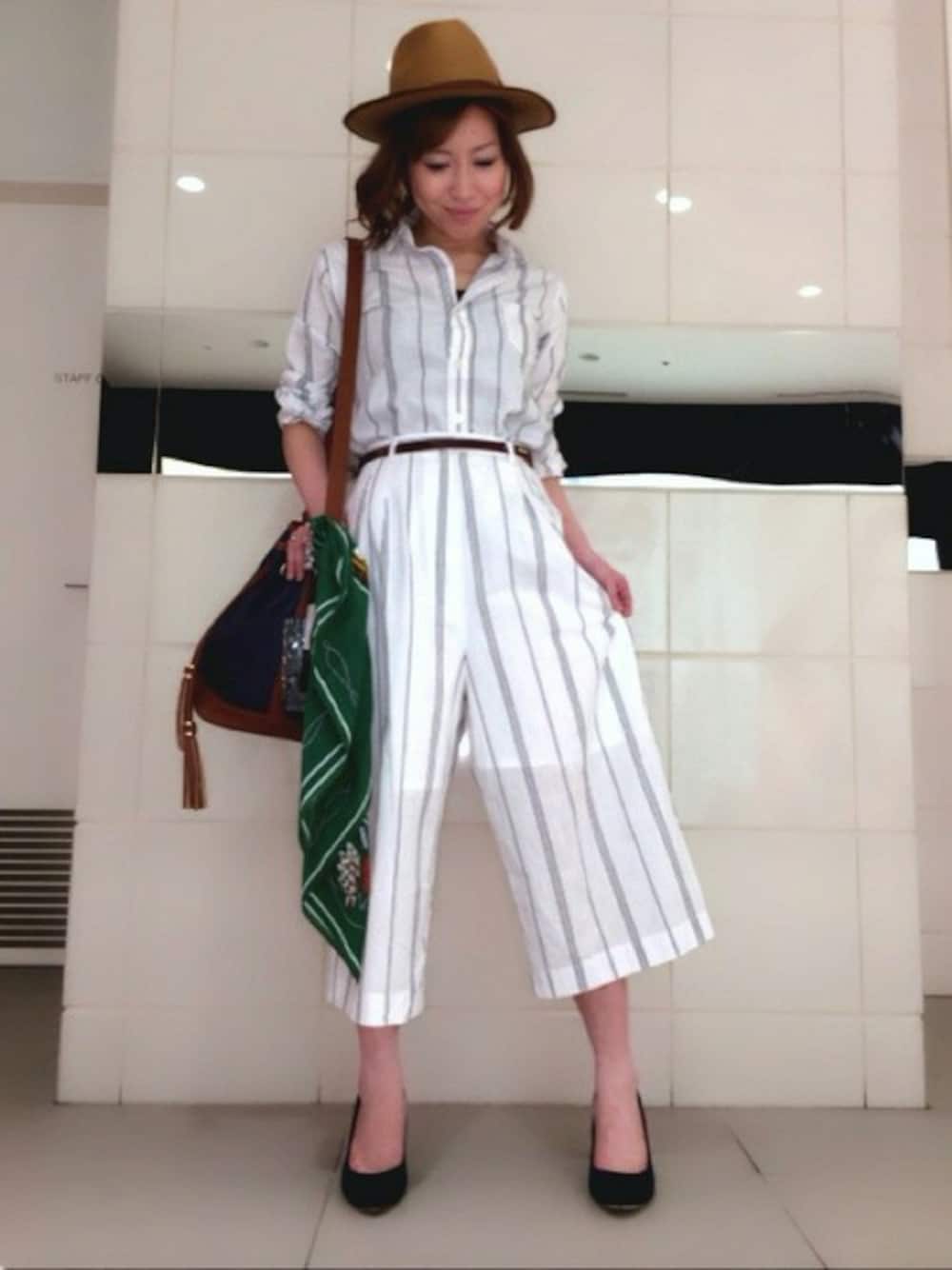 ホワイト系のシャツ/ブラウス、ホワイト系のその他パンツ、ブルー系のショルダーバッグを着用したレディースの春コーディネートの1枚目の写真