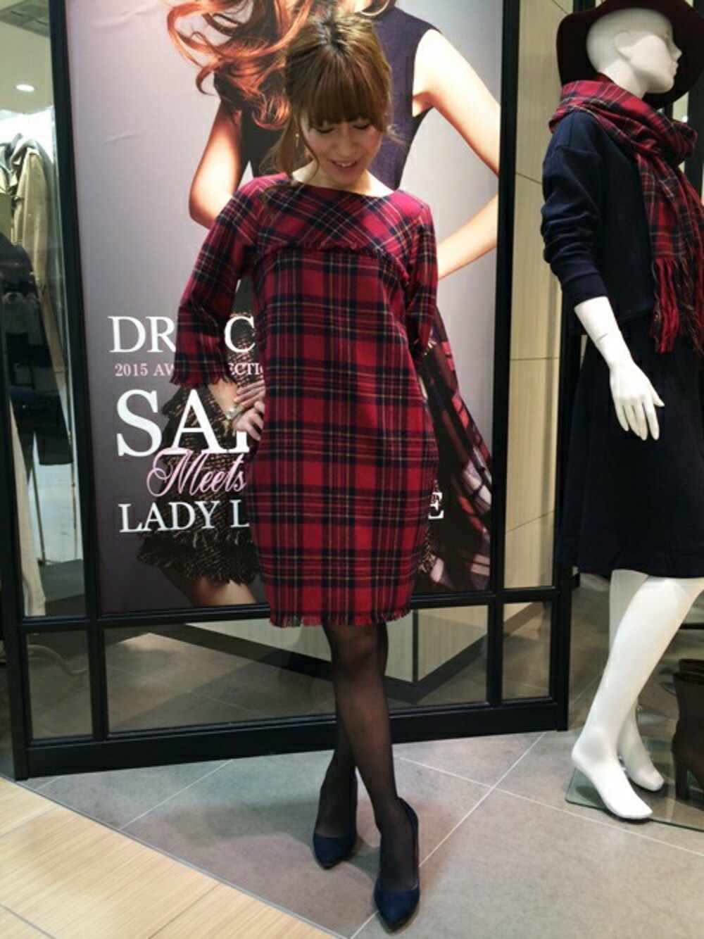 「パンプス、ツイード、タイツ、フリンジ、赤チェック、チェックワンピース、ドロシーズ(DRWCYS)、七分袖、DRWCYS、レディライク」｜「DRWCYSのウールツイードチェックワンピース（ワンピース、レッド系）」を使った、HIKARUさん（レディース・160cm）の秋コーディネートの1枚目の写真