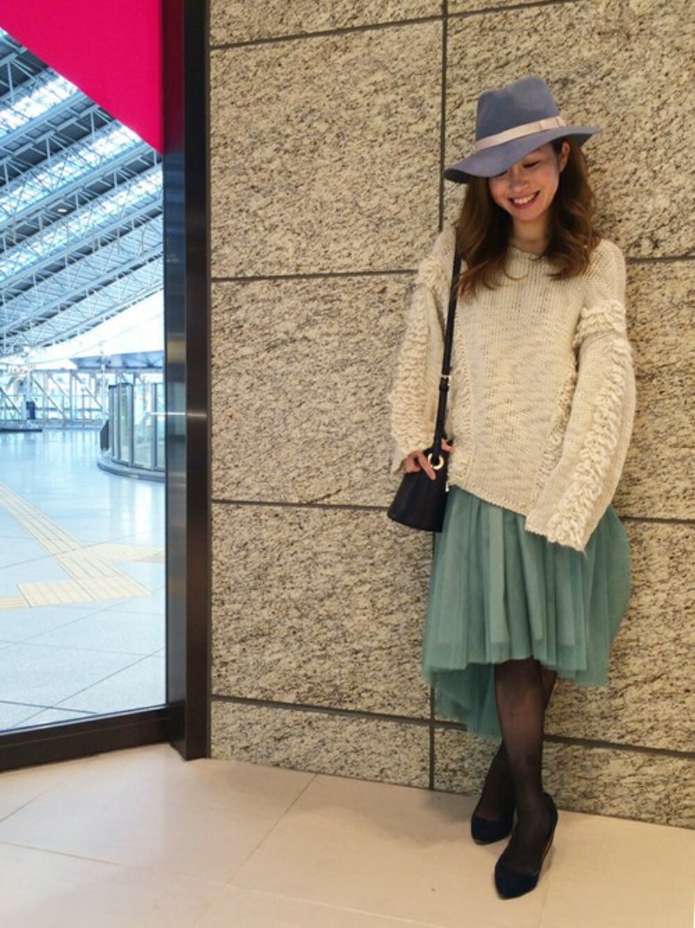 「パンプス、グリーン、ハット、オーバーサイズ、チュールスカート、フェミニン、春色、ドロシーズ(DRWCYS)、ふんわりスカート、DRWCYS」｜「DRWCYSのループスラブヤーンニットプルオーバー（ニット/セーター、ホワイト系）」を使った、HIKARUさん（レディース・160cm）の冬コーディネートの1枚目の写真