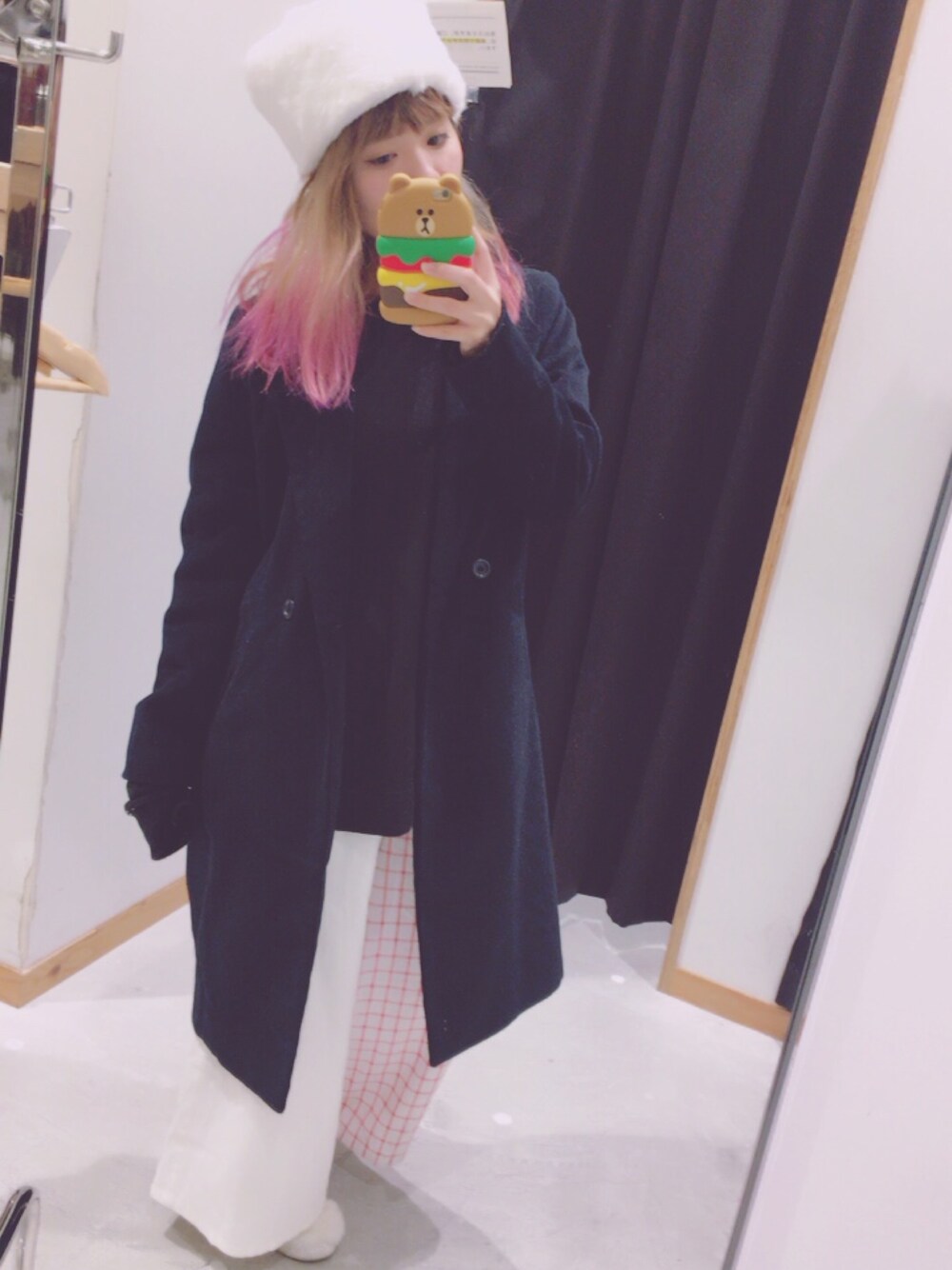 ホワイト系のその他パンツ、ブラック系のスウェット、ブルー系のチェスターコートを着用したレディースの秋コーディネートの1枚目の写真