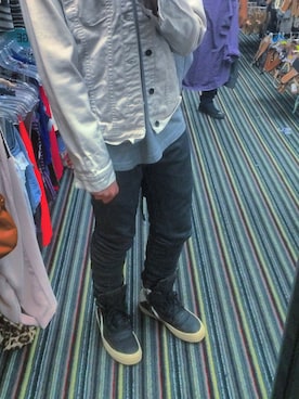 「DRKSHDW by RICK OWENS（ダークシャドウ バイ リックオウエンス）のアイテム（デニムパンツ）」を使った、Ogawa Elliotさん（メンズ・175cm）の春コーディネート