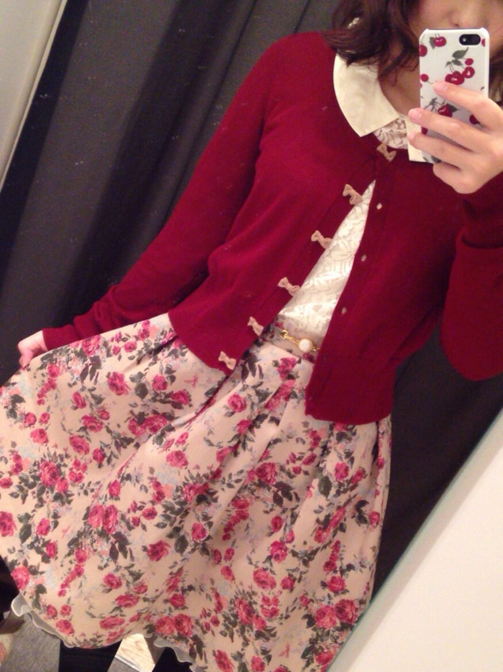 ベージュ系のスカートを着用したレディースの冬コーディネートの1枚目の写真