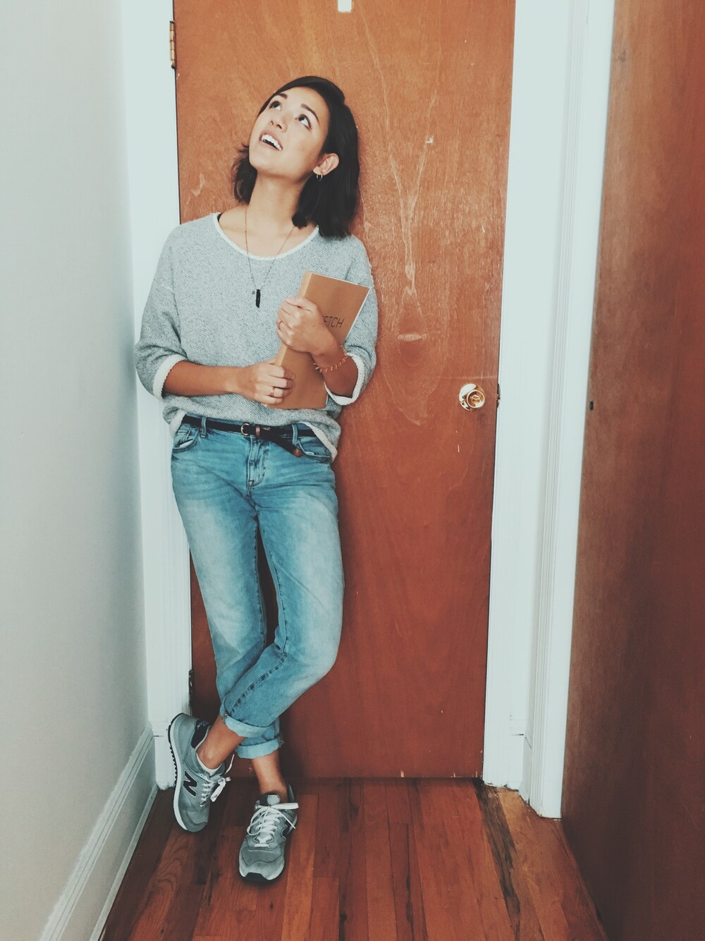 「sweater、denim、prattwear、Pratt、New Balance、NEW YORK、ナイキ、ハット、ラフ、カジュアル」｜「American Apparelのアイテム（ニット/セーター、グレー系）」を使った、JessieSodetzさん（レディース・173cm）の秋コーディネートの1枚目の写真