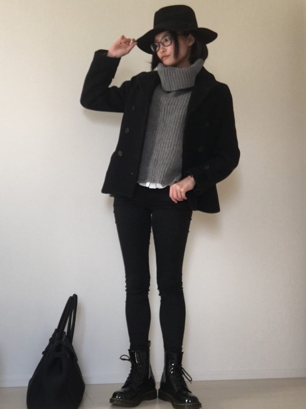 「ハット、SHIPS、ピーコート、マーガレット・ハウエル(MARGARET HOWELL)、タートルネック、ニット、American Eagle、Dr.Martens、シロシャツ」｜「SHIPS for womenのGRILLO:ナカオレハット（ハット、ブラック系）」を使った、中山こころさん（レディース・160cm）の冬コーディネートの1枚目の写真