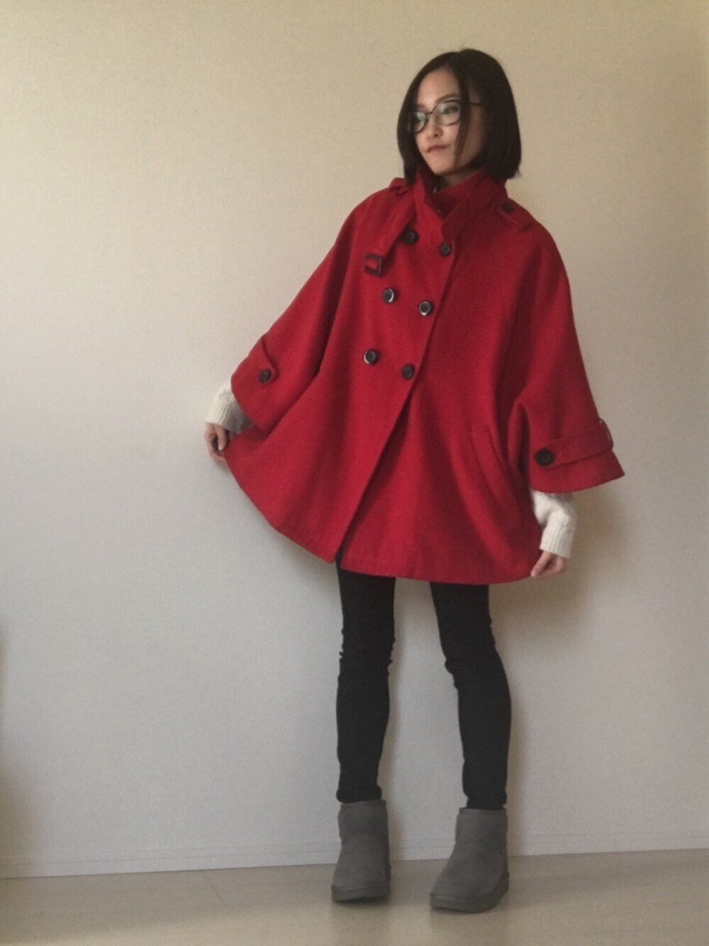 「ポンチョ、レッドコーデ、パンツスタイル、ムートンブーツ、UGG、グレー、ootd」｜「AZUL by moussyのGENERAL SKINNY(L74)（デニムパンツ、ブルー系）」を使った、中山こころさん（レディース・160cm）の冬コーディネートの1枚目の写真