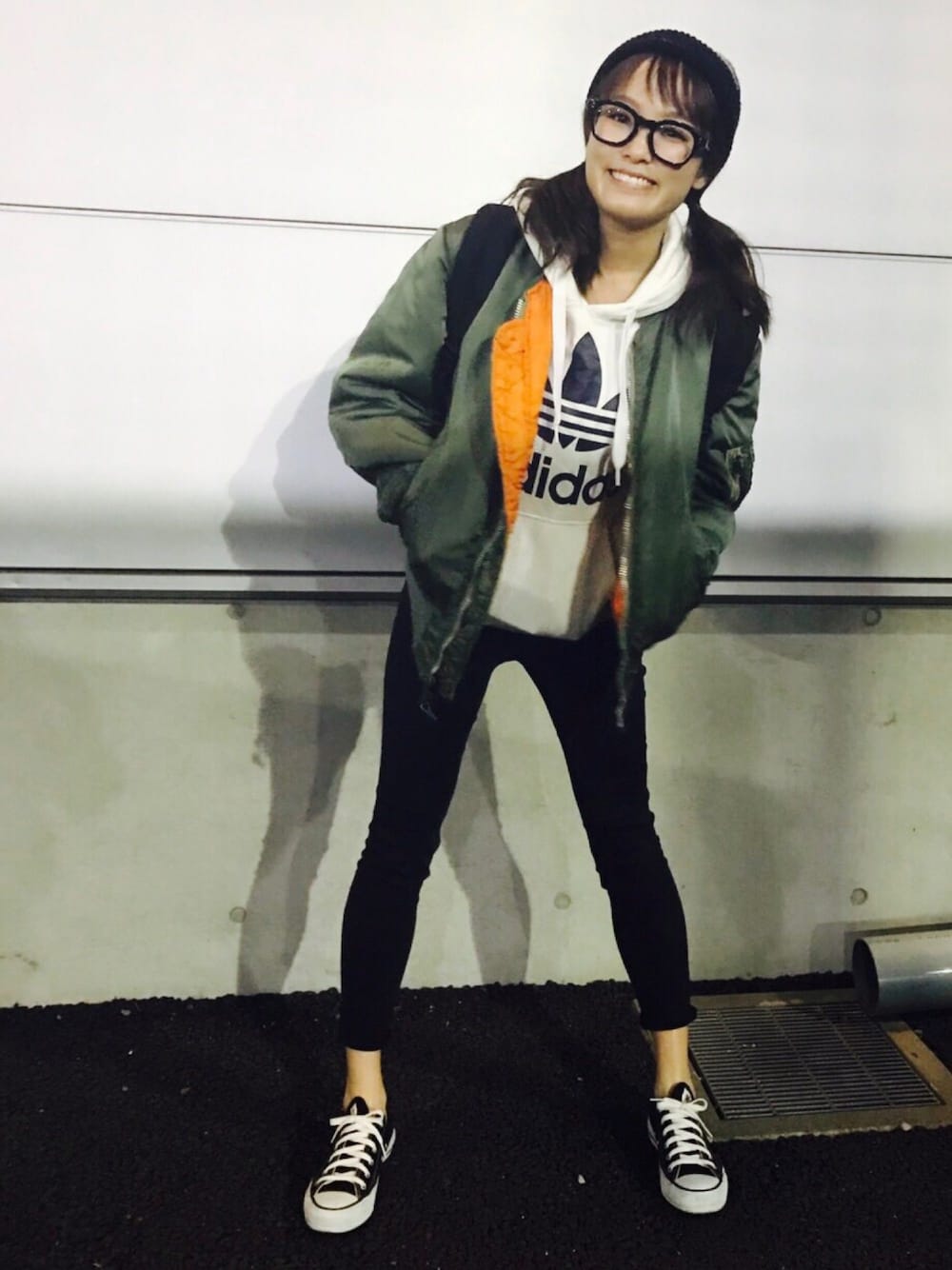 「休日スタイル、casual、ootd、スニーカー、スキニーデニム、めがね、ニット帽、リュック、パーカー、MA-1」｜「Supreme のアイテム（ニットキャップ/ビーニー、ブラック系）」を使った、中山こころさん（レディース・160cm）の冬コーディネートの1枚目の写真