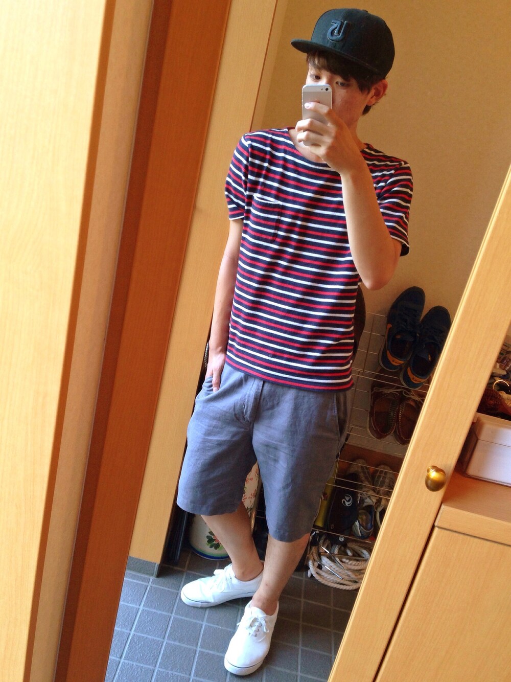 ホワイト系のスニーカー、ブルー系のTシャツ/カットソーを着用したメンズの夏コーディネートの1枚目の写真
