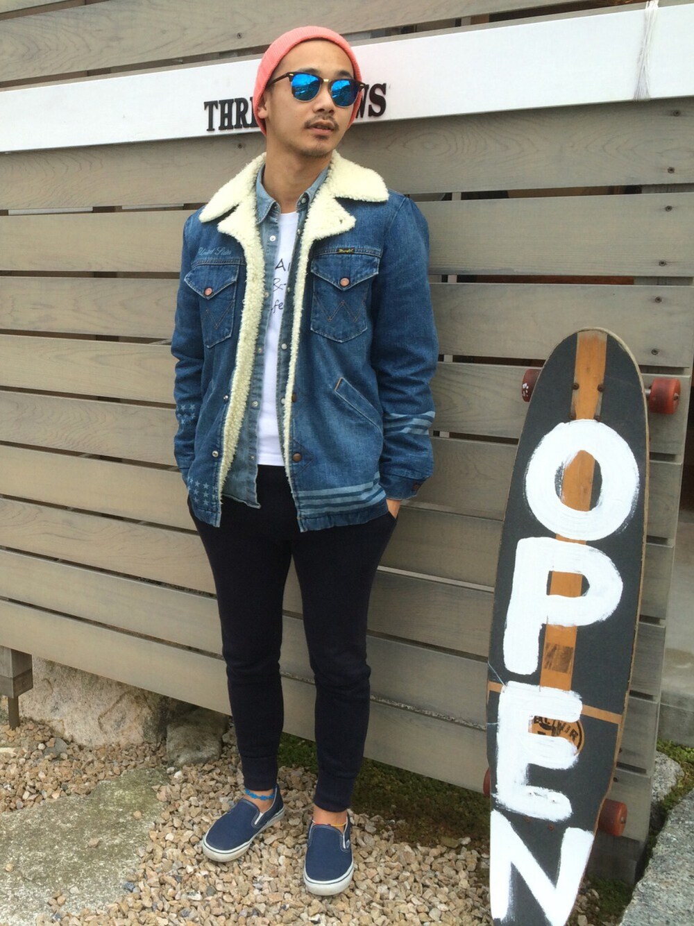 「ThreeArrows、Wrangler、Ron Herman、BEAMS、H&M、AZUL by moussy、ray ban、VANS、期間限定ショップ」｜「Ron Hermanのアイテム（デニムジャケット、ブルー系）」を使った、$$$_threearrowsさん（メンズ・165cm）の冬コーディネートの1枚目の写真