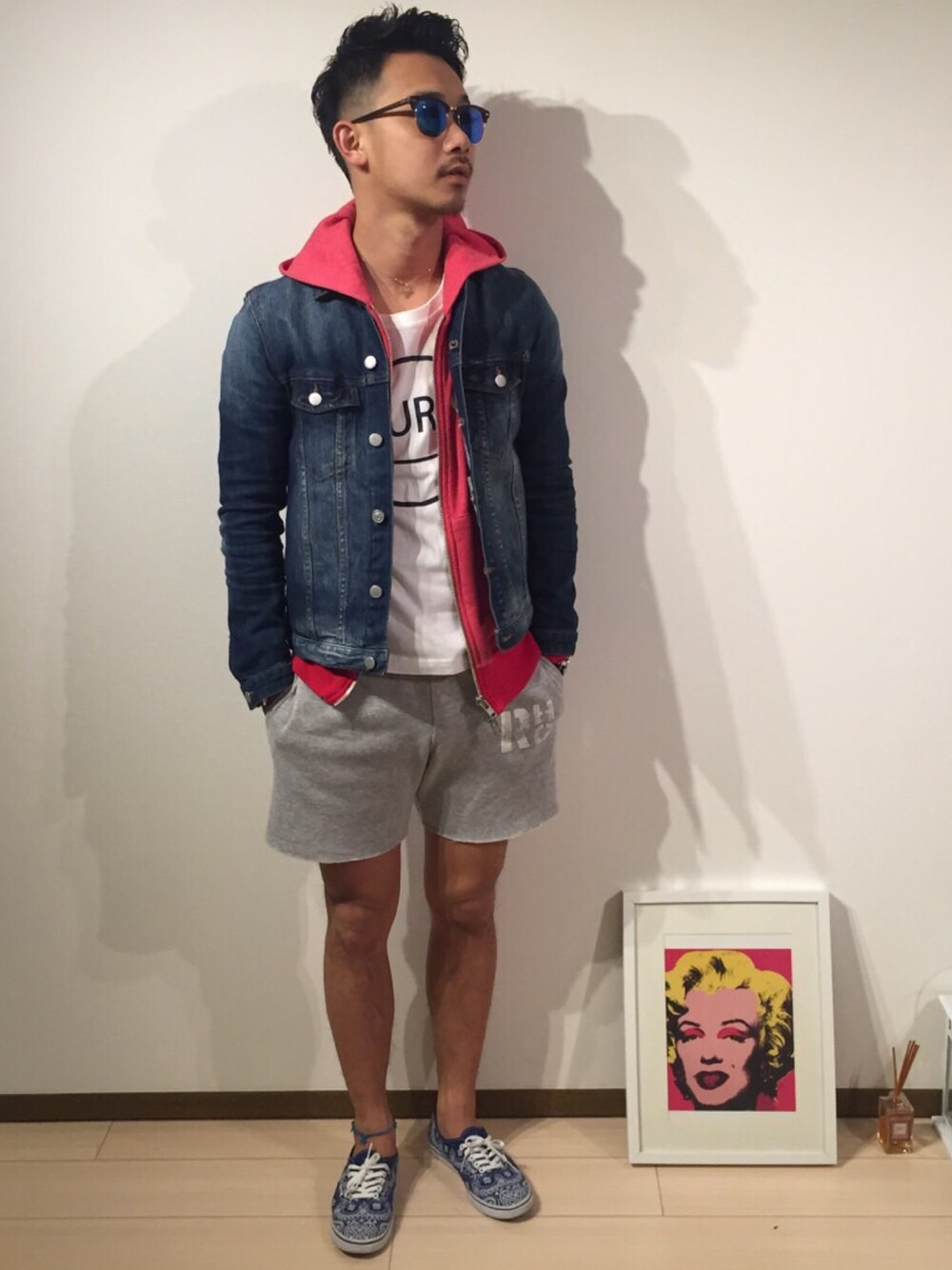 レッド系のパーカー、ブルー系のデニムジャケット、ホワイト系のTシャツ/カットソーを着用したメンズの春コーディネートの1枚目の写真