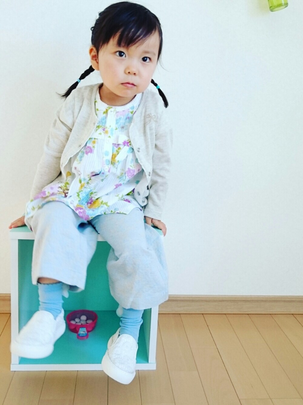 グレー系のカーディガン/ボレロ、パープル系のチュニック、ブルー系のその他パンツを着用したキッズの春コーディネートの1枚目の写真
