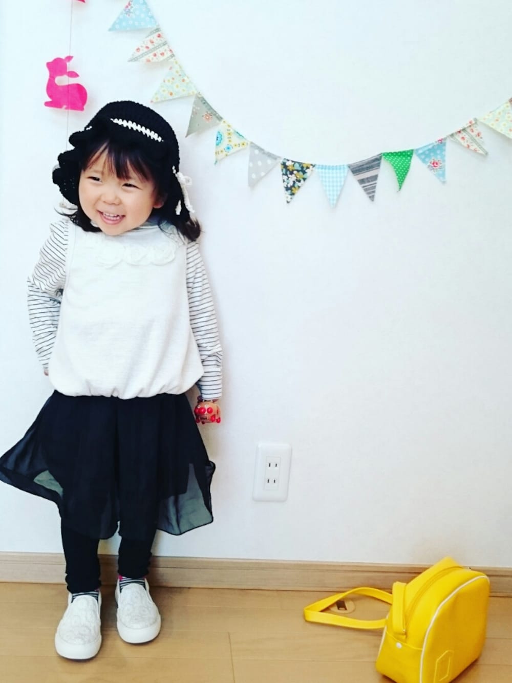 ホワイト系のシャツ/ブラウス、シルバー系のベスト、ホワイト系のスリッポンを着用したキッズの春コーディネートの1枚目の写真