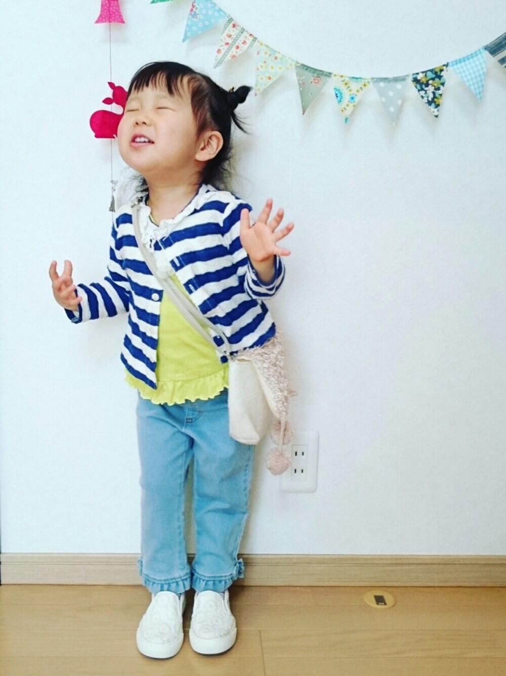 ブルー系のカーディガン/ボレロ、ブルー系のTシャツ/カットソー、ブルー系のパンツを着用したキッズの春コーディネートの1枚目の写真