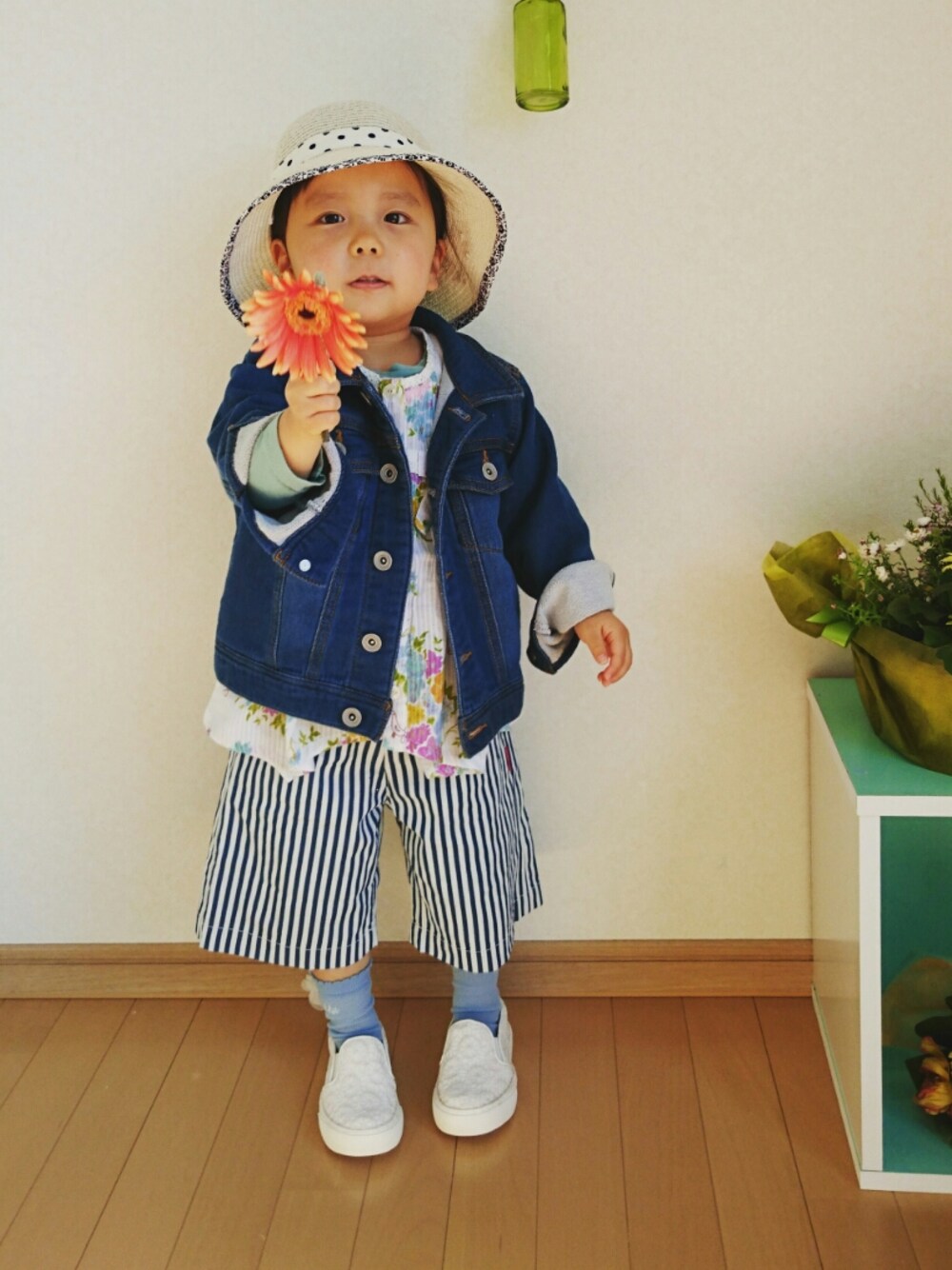 パープル系のチュニック、グリーン系のTシャツ/カットソー、ブルー系のデニムジャケットを着用したキッズの春コーディネートの1枚目の写真