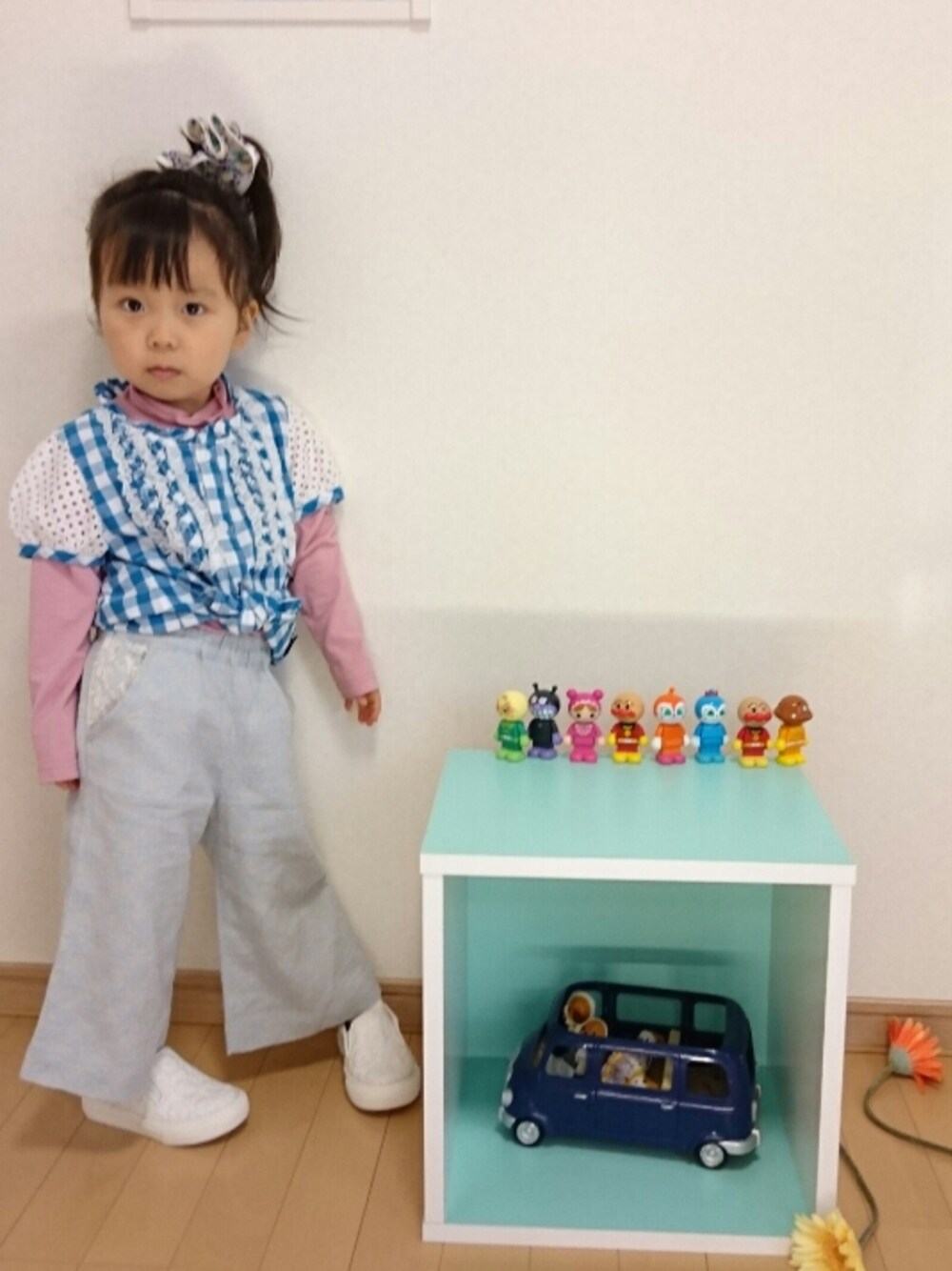 ブルー系のシャツ/ブラウス、ブルー系のその他パンツ、ホワイト系のスリッポンを着用したキッズの春コーディネートの1枚目の写真