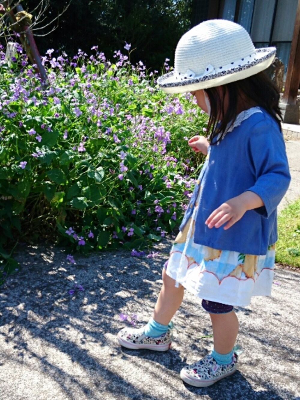 ブルー系のカーディガン/ボレロ、ブルー系のワンピース、その他のスリッポンを着用したキッズの春コーディネートの1枚目の写真