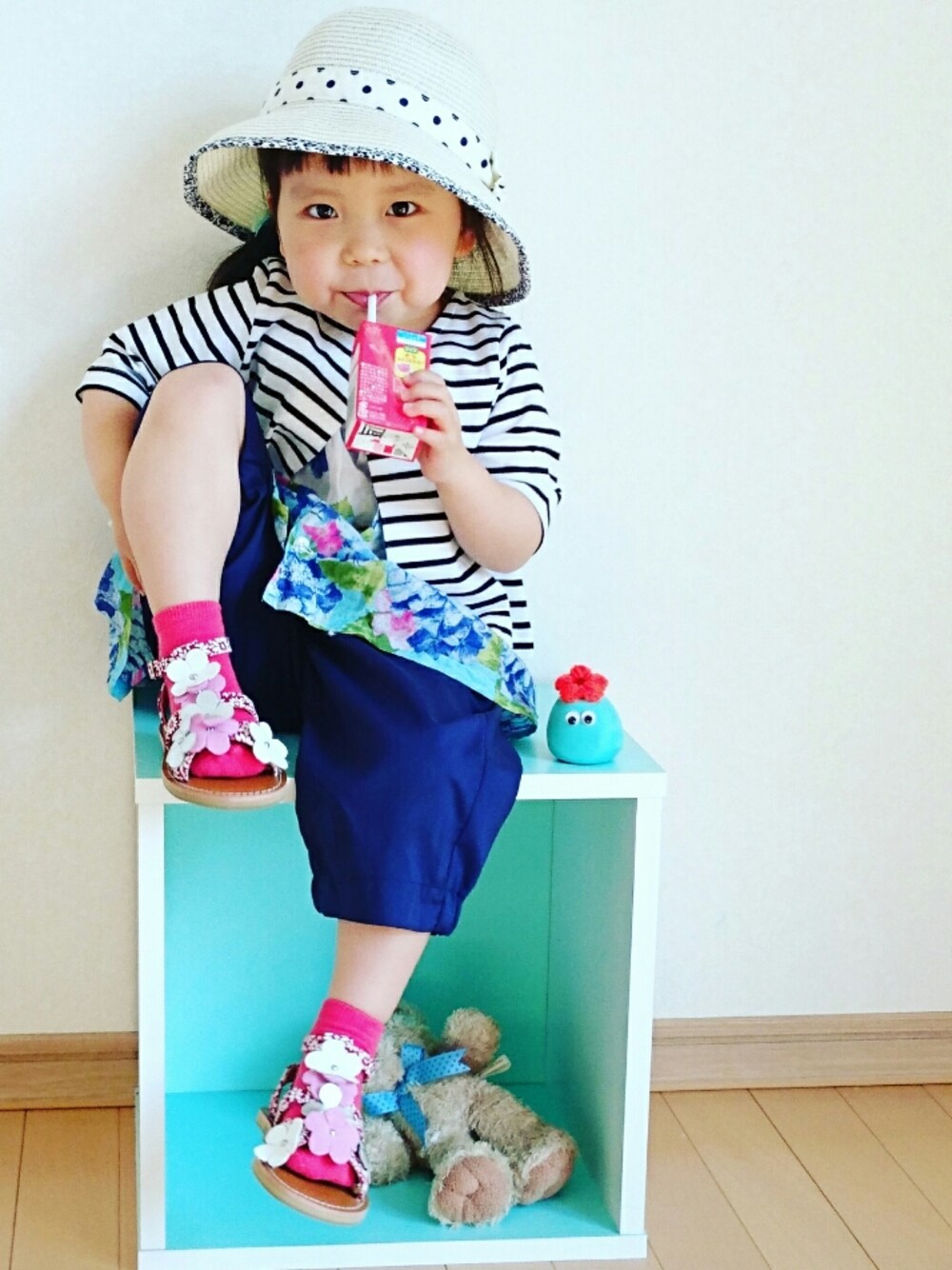 ブラック系のカーディガン/ボレロ、ブルー系のワンピース/ドレス、ブルー系のその他パンツを着用したキッズの春コーディネートの1枚目の写真