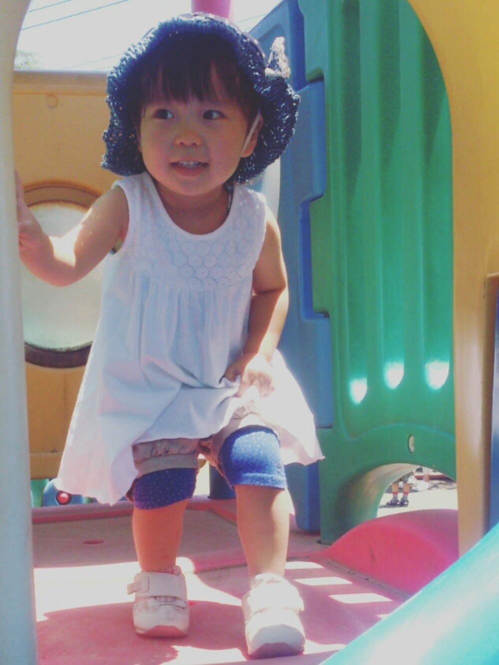 ブルー系のタンクトップ、ベージュ系のその他パンツ、ホワイト系のワンピースを着用したキッズの春コーディネートの1枚目の写真