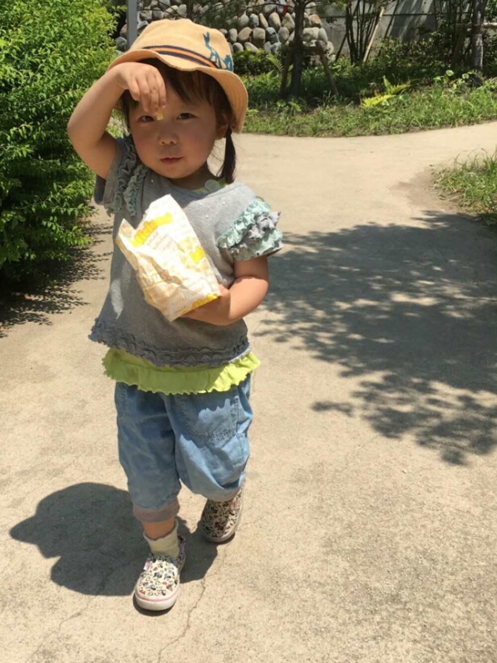 ブルー系のTシャツ/カットソー、グレー系のTシャツ/カットソー、ブルー系のデニムパンツを着用したキッズの春コーディネートの1枚目の写真